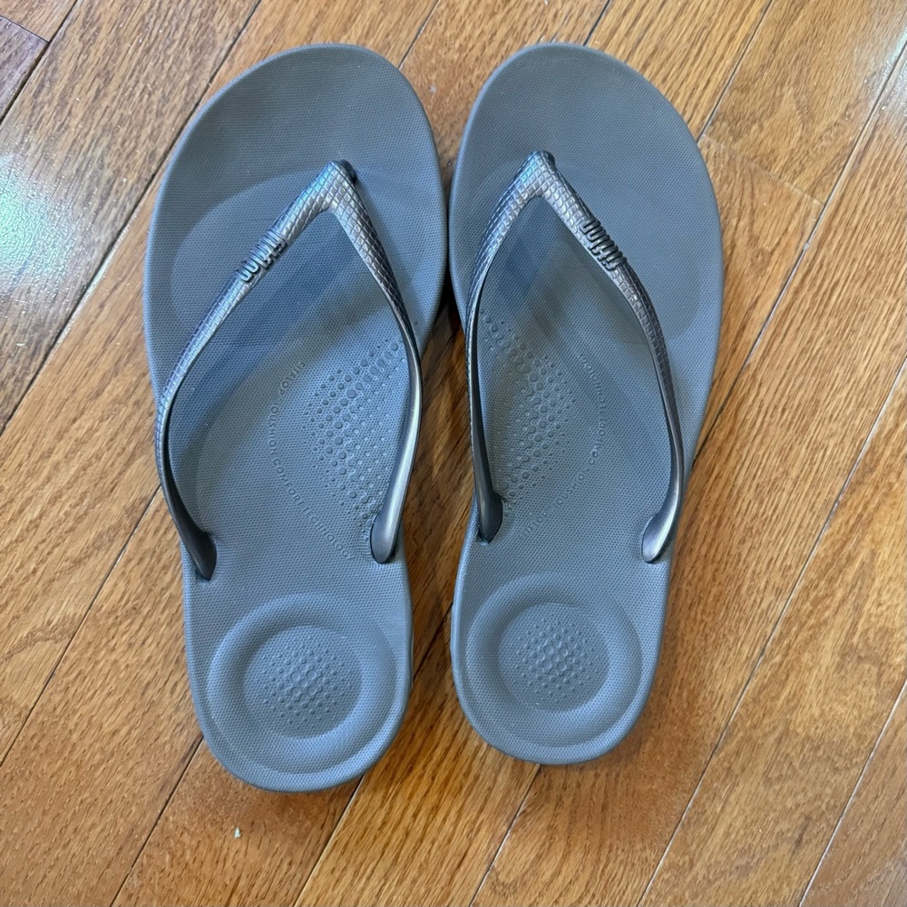 FitFlop Gray Black Thong Sandals - Picture 2 of 8